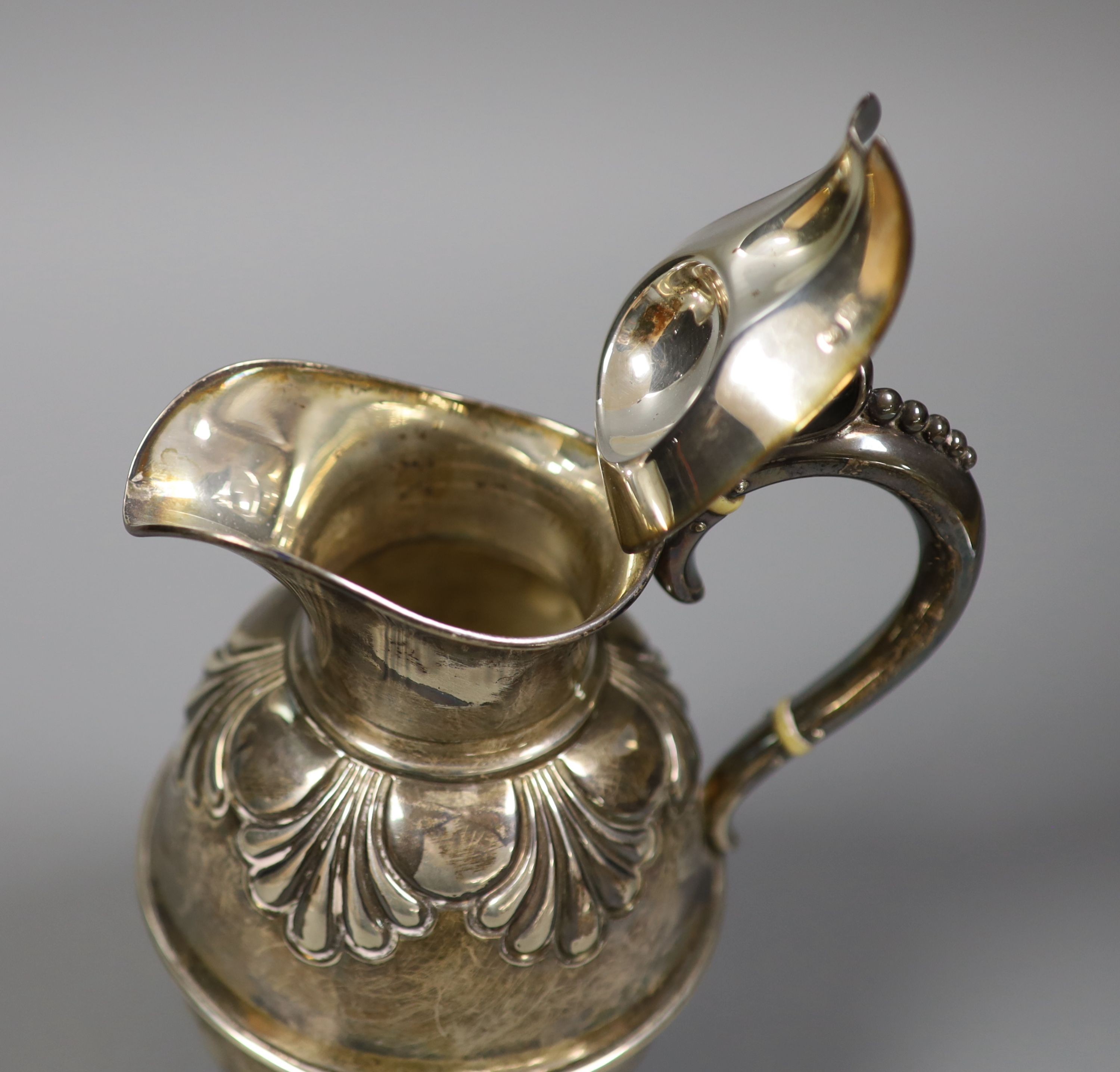 A late Victorian embossed silver hot water jug, Sheffield, 1900, 19cm, gross 10.5oz.